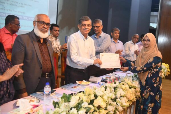 শিক্ষক, বাবা-মাকে ফুল দিয়ে কৃতজ্ঞতা জানানোর আহ্বান শিক্ষা উপদেষ্টার