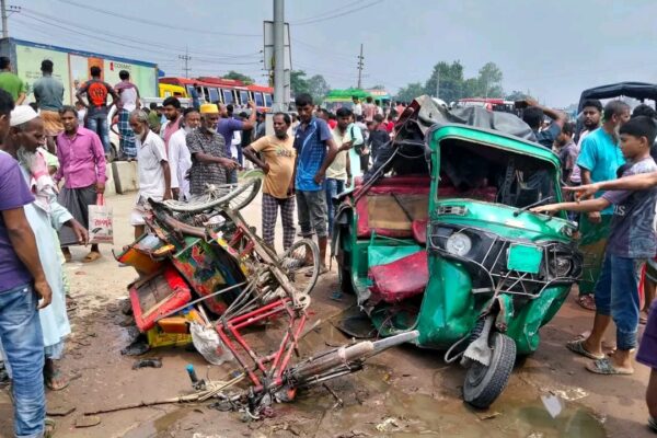 বগুড়ার বনানী বাইপাসে মর্মান্তিক সড়ক দুর্ঘটনা, ফ্লাইওভার দাবিতে মহাসড়ক অবরোধে তীব্র যানজট